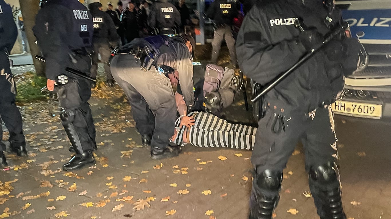 Polizisten überwältigen einen Mann im Sträflingskostüm fest: Es war nicht der einzige Einsatz der Kräfte an Halloween.