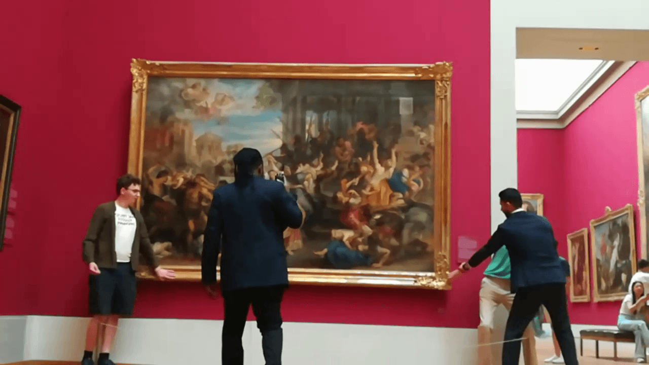 Museumsaktion in der Alten Pinakothek in München: Zwei Aktivisten der "Letzten Generation" klebten sich an den Rahmen des Gemäldes "Der bethlehemitische Kindermord" von Peter Paul Rubens aus dem 17. Jahrhundert fest. Dabei ist der Goldrahmen beschädigt worden.