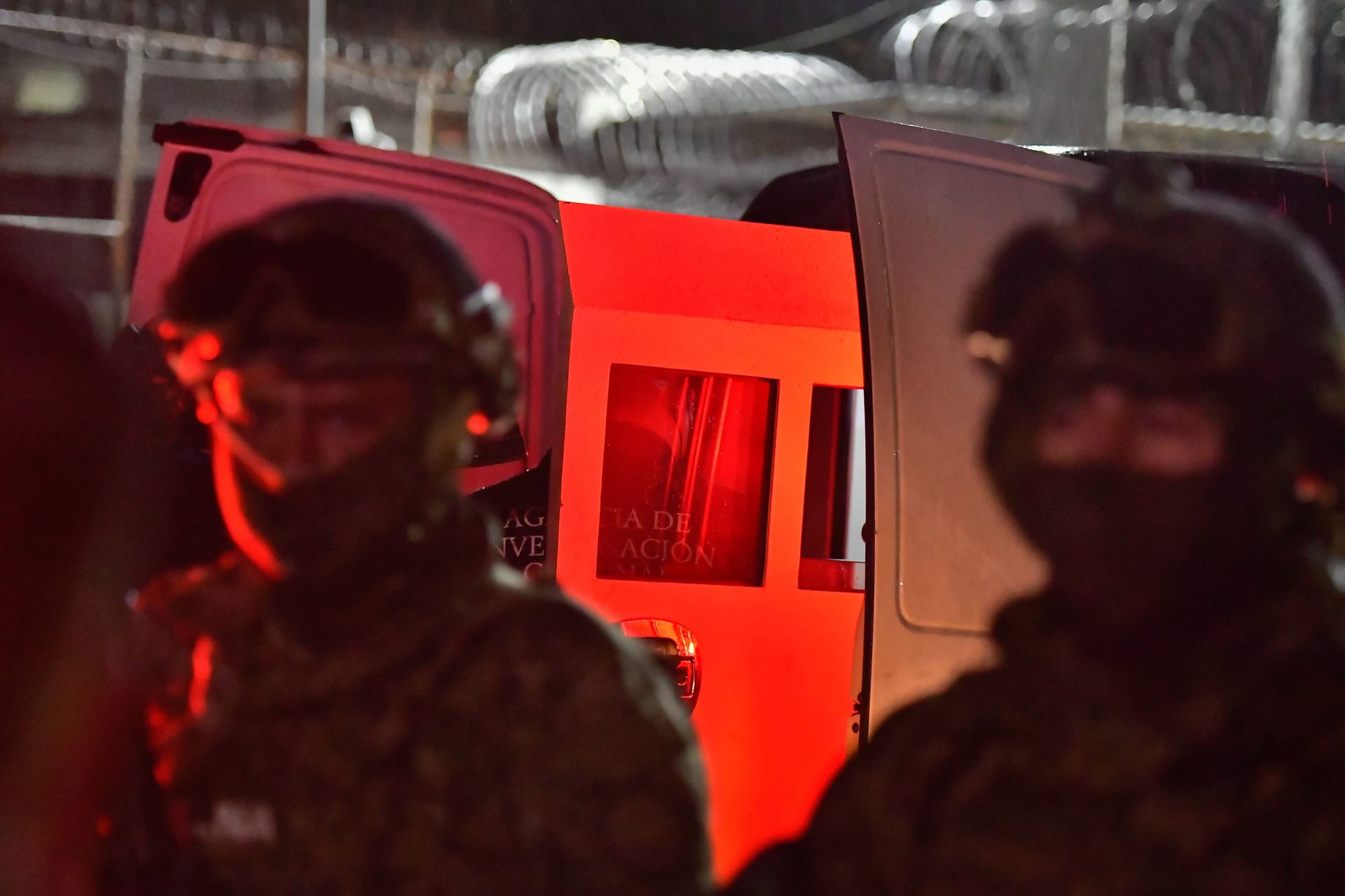 Zwei Polizeibeamte der mexikanischen Polizei: Das vermisste französische Ehepaar wurde vermutlich bereits im August ermordet.