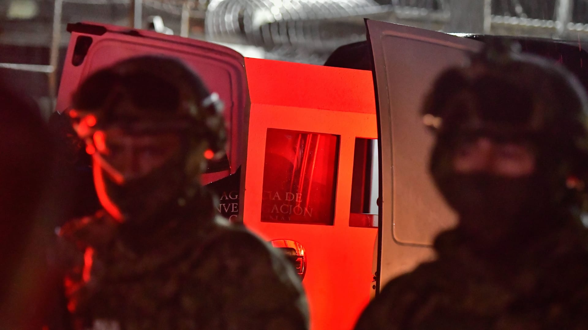 Zwei Polizeibeamte der mexikanischen Polizei: Das vermisste französische Ehepaar wurde vermutlich bereits im August ermordet. Zwei Polizeibeamte der mexikanischen Polizei: Das vermisste französische Ehepaar wurde vermutlich bereits im August ermordet.