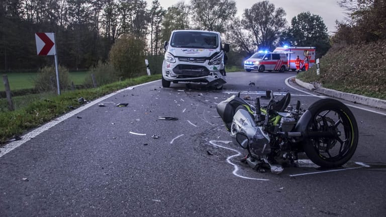 News-ID 25590Unfall in Holzgerlingen: Für die Unfallaufnahme musste die Kreisstraße 1001 für zweieinhalb Stunden gesperrt werden.