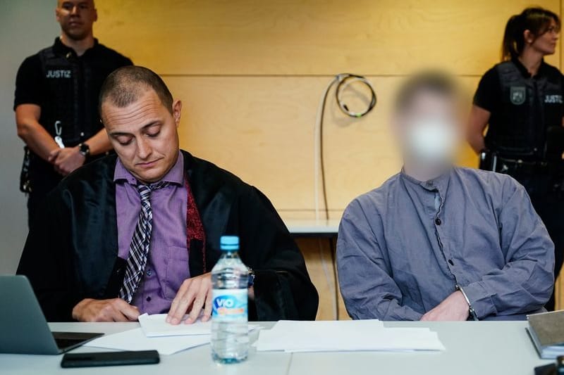 Der Hauptangeklagte (r) sitzt neben seinem Anwalt Leonhard Kaiser im Verhandlungssaal des Landgerichts Kaiserslautern.