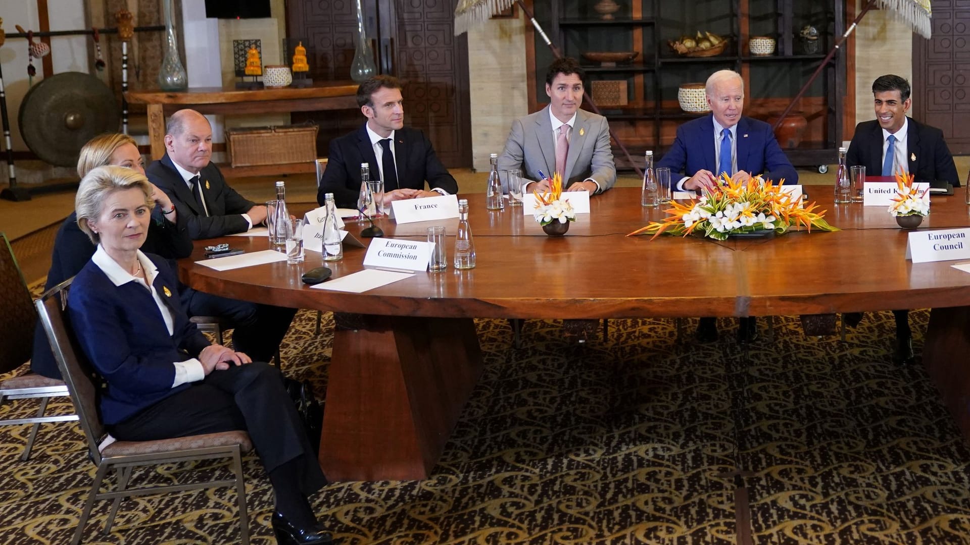 Ursula von der Leyen, Giorgia Meloni, Olaf Scholz, Emmanuel Macron, Justin Trudeau, Joe Biden und Rishi Sunak beim Sondertreffen auf Bali.