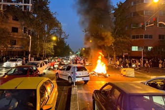 Proteste im Iran: Auf den Straßen von Teheran brennt ein Motorrad.