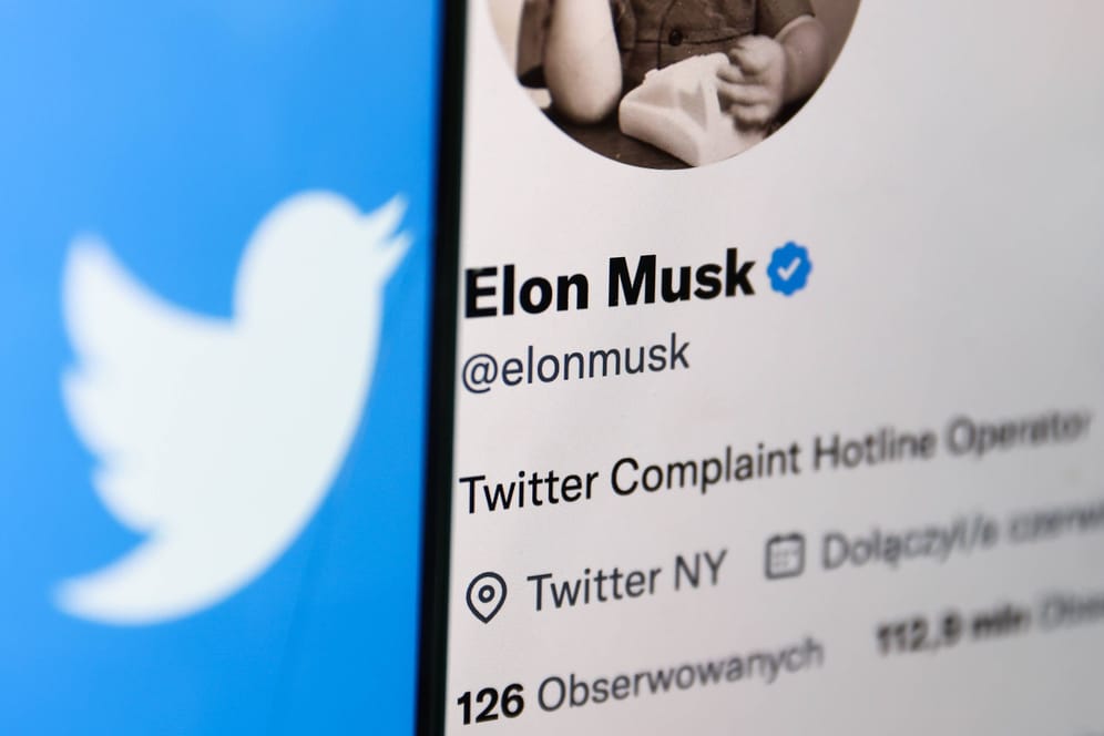 Das Twitterlogo und das Konto von Elon Musk: Der Milliardär will das Personal drastisch kürzen.