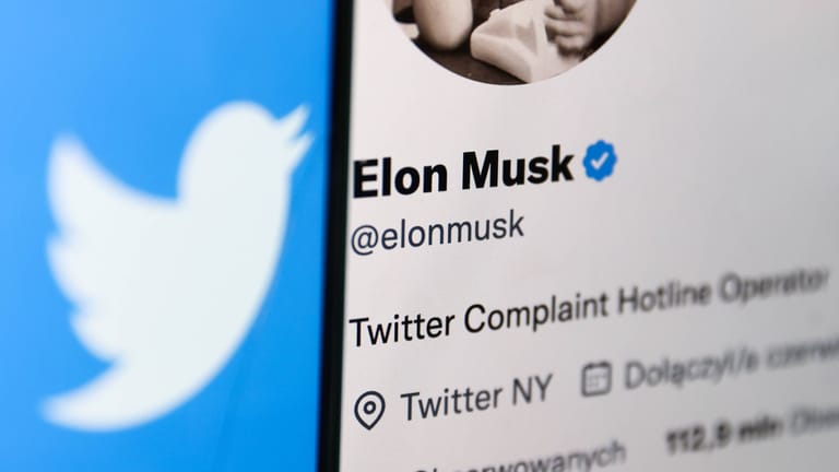 Das Twitterlogo und das Konto von Elon Musk: Der Milliardär will das Personal drastisch kürzen.