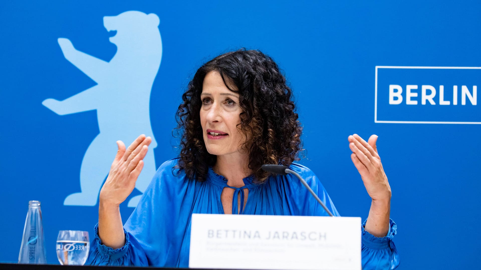 Senatorin Bettina Jarasch bei einer Pressekonferenz (Archivbild): Sie kündigte für kommende Woche die Charlottenstraße als Fahrradstraße an.