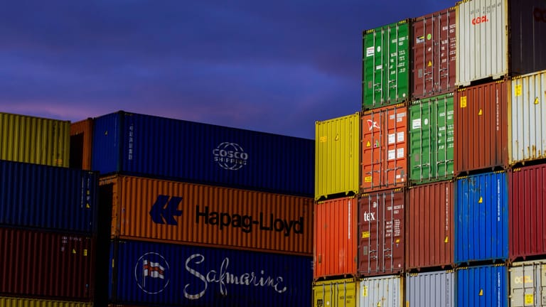 Schiffscontainer im Hafen von Mannheim: Deutsche Exporteure profitieren derzeit vom schwachem Euro gemessen am US-Dollar.
