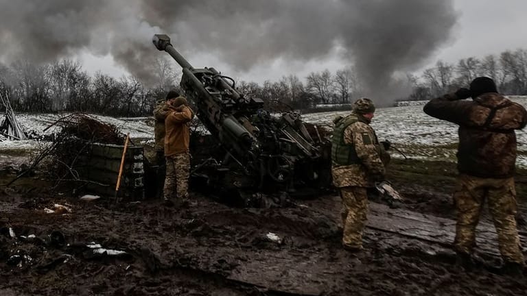 Ukrainische Artillerie beschießt russische Stellungen im Raum Donetsk.