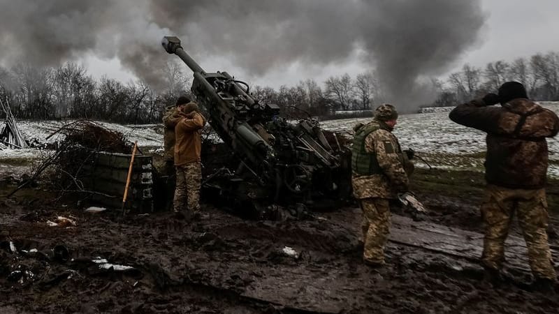 Ukrainische Artillerie beschießt russische Stellungen im Raum Donetsk.