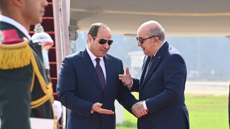 Ägyptens Präsident Abdel Fattah al-Sisi trifft seinen algerischen Amtskollegen Anfang November: Das Regime hat das Land zu einer Militärdiktatur gemacht.
