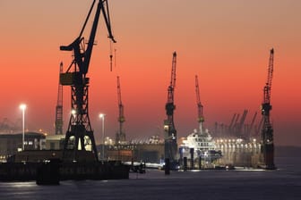 Abendliche Stimmung am Hamburger Hafen (Archivbild): Das Unternehmen will in Hamburg grünen Ammoniak in grünen Wasserstoff umwandeln.