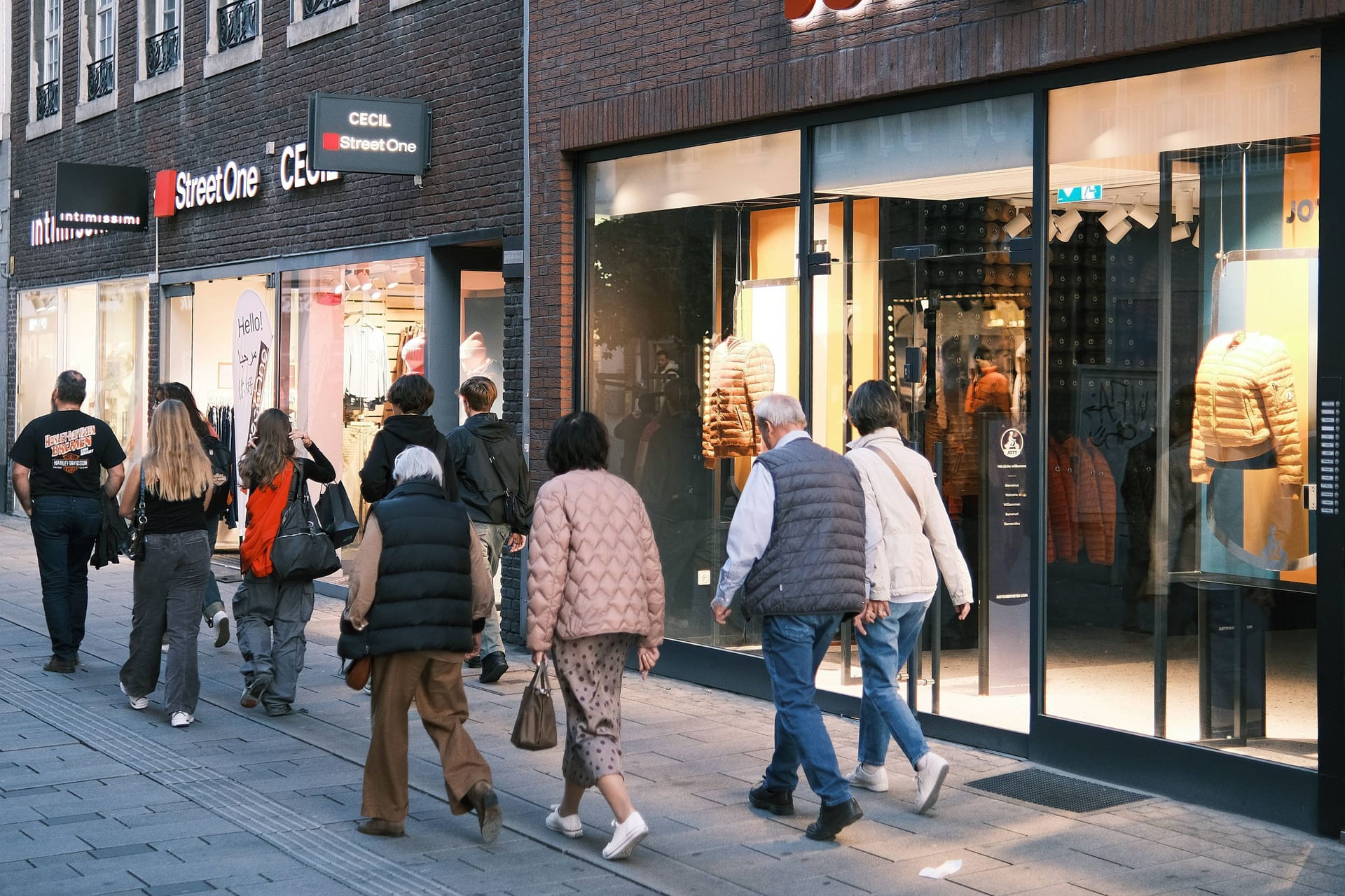 Einkaufsstraße in Düsseldorf: Kundschaft fehlt dem Handel. Einkaufsstraße in Düsseldorf: Kundschaft fehlt dem Handel.