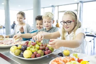 Schüler greifen beim Mensa-Essen zu: Die rot-grüne Landesregierung will deutlich mehr auf Bio-Qualität beim Essen in Schulen setzen.
