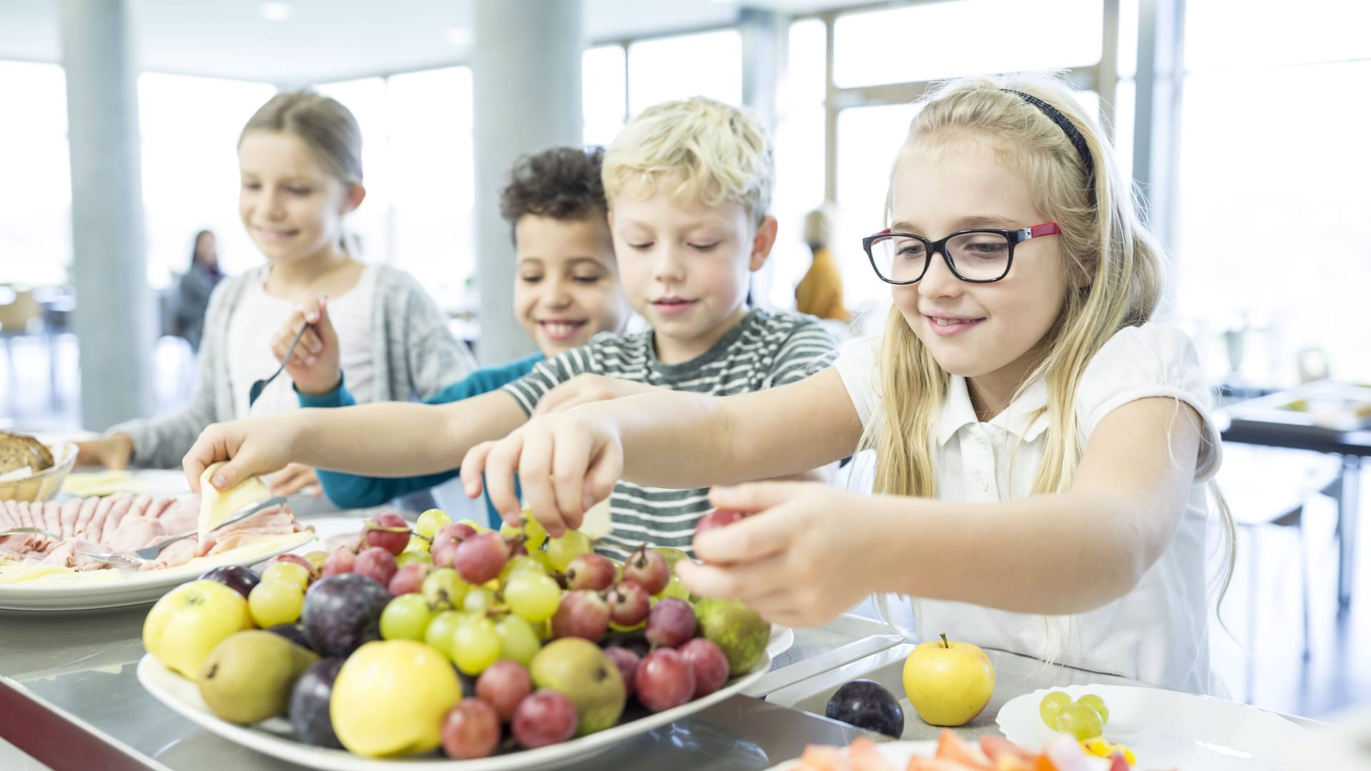 Schüler greifen beim Mensa-Essen zu: Die rot-grüne Landesregierung will deutlich mehr auf Bio-Qualität beim Essen in Schulen setzen.