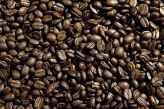Kaffeebohnen (Symbolfoto): Spezielle Säuren im Kaffee sollen den Infektionsprozess hemmen.