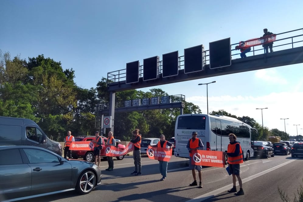 Aktivisten der "Letzten Generation" blockieren eine Berliner Autobahn: