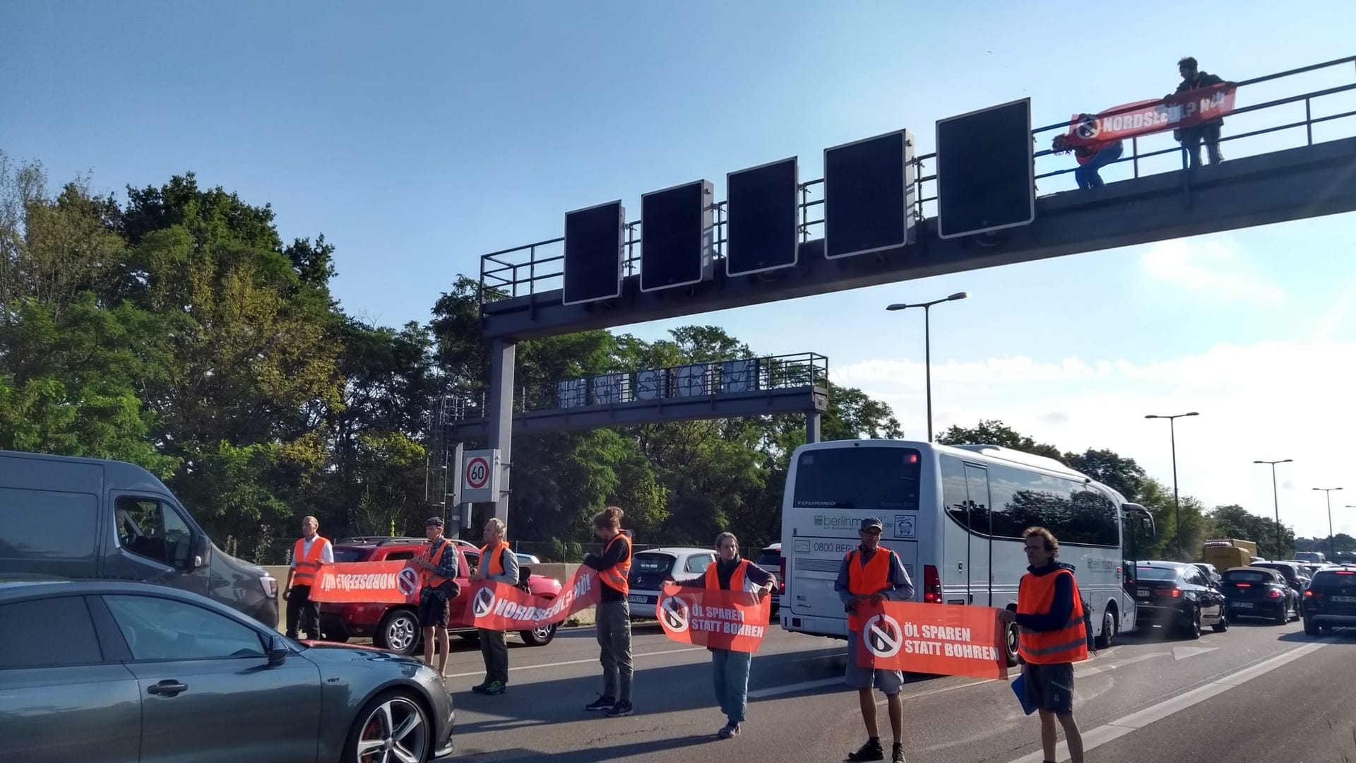 Aktivisten der "Letzten Generation" blockieren eine Berliner Autobahn: