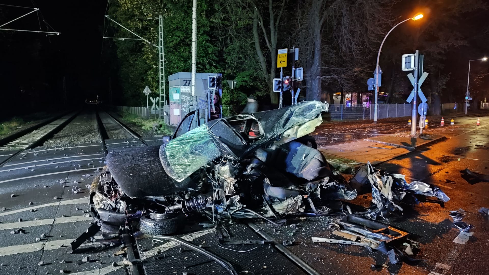 Der völlig zerstörte Kleinwagen steht nach einem Unfall auf dem Ollenhauerstraße in Bonn.