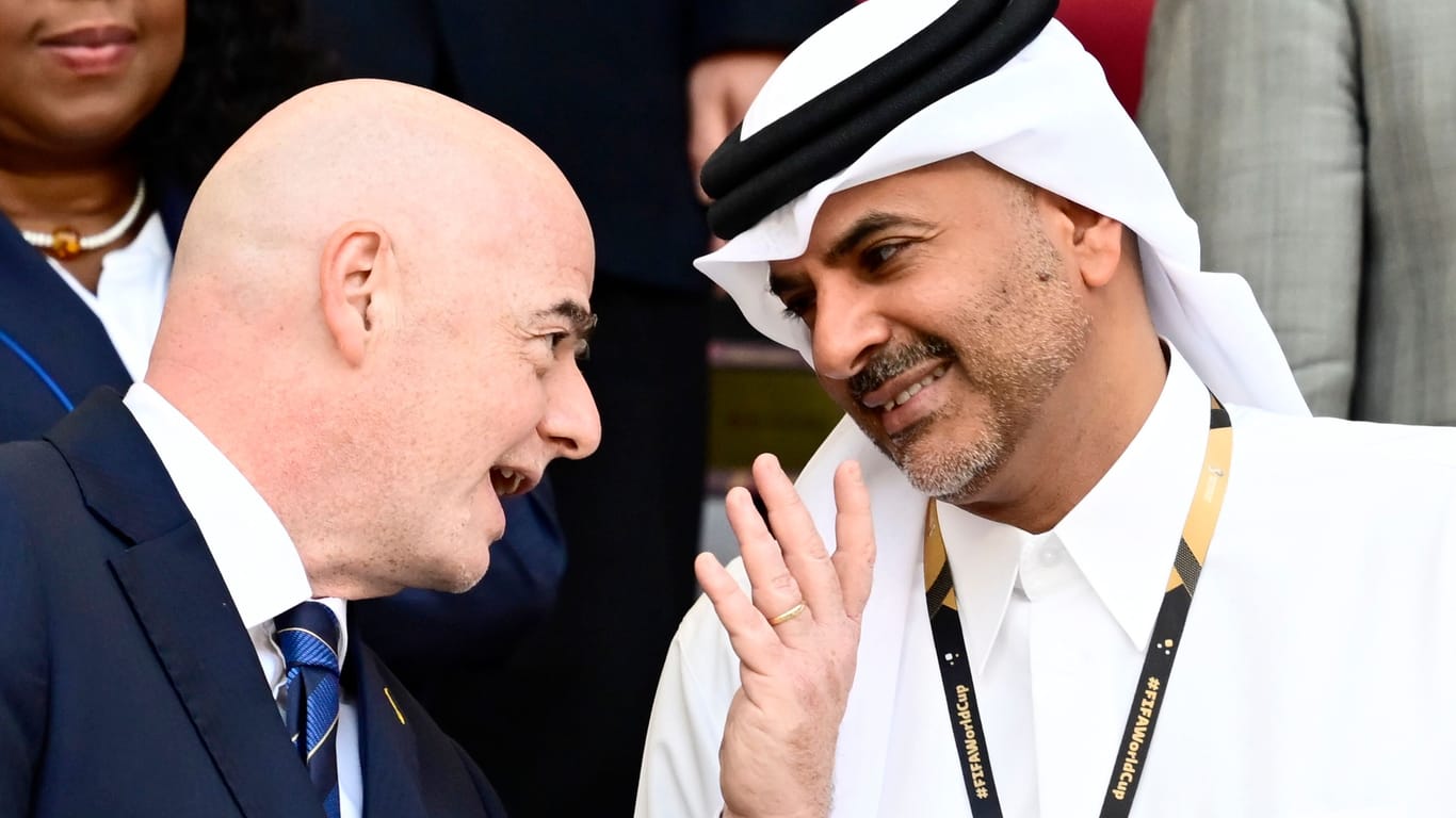 Fifa-Boss Gianni Infantino (l.) unterhält sich mit Katars Premierminister Scheich Khalid al Thani.