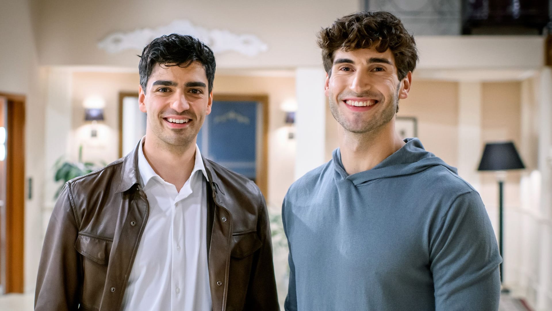 Im Dezember kommen Christopher Jan Busse (r.) als Noah Schwarzbach und Marcel Zuschlag (l.) als Leander Saalfeld an den Fürstenhof.