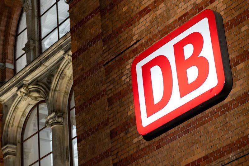 Das Logo der Deutschen Bahn (Symbolfoto): Im Niedersachsen sind nach den Herbstferien wieder viele Kinder und Jugendliche darauf angewiesen, per Bahn und Bus zur Schule zu kommen.