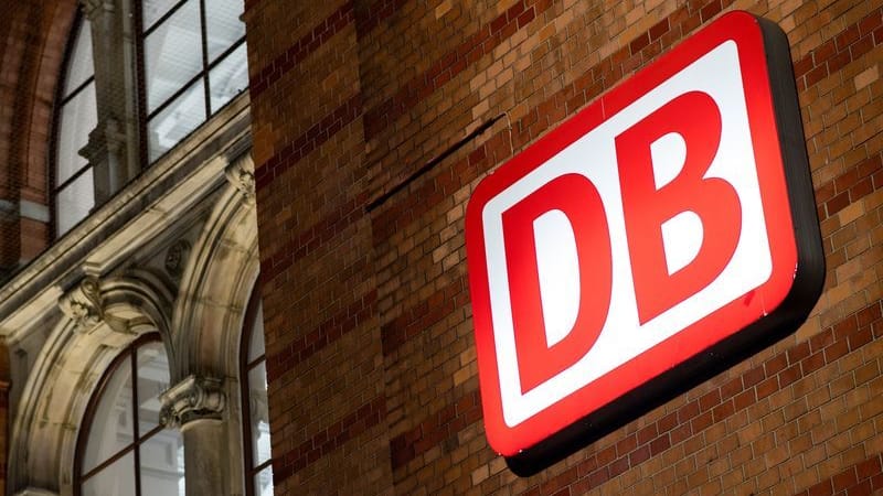 Das Logo der Deutschen Bahn (Symbolfoto): Im Niedersachsen sind nach den Herbstferien wieder viele Kinder und Jugendliche darauf angewiesen, per Bahn und Bus zur Schule zu kommen.