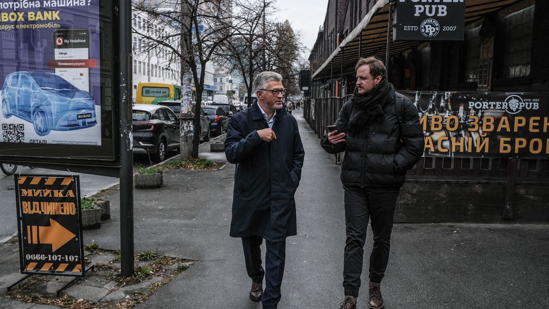 Ex-Botschafter Andrij Melnyk und t-online-Reporter Daniel Mützel in Kiew.