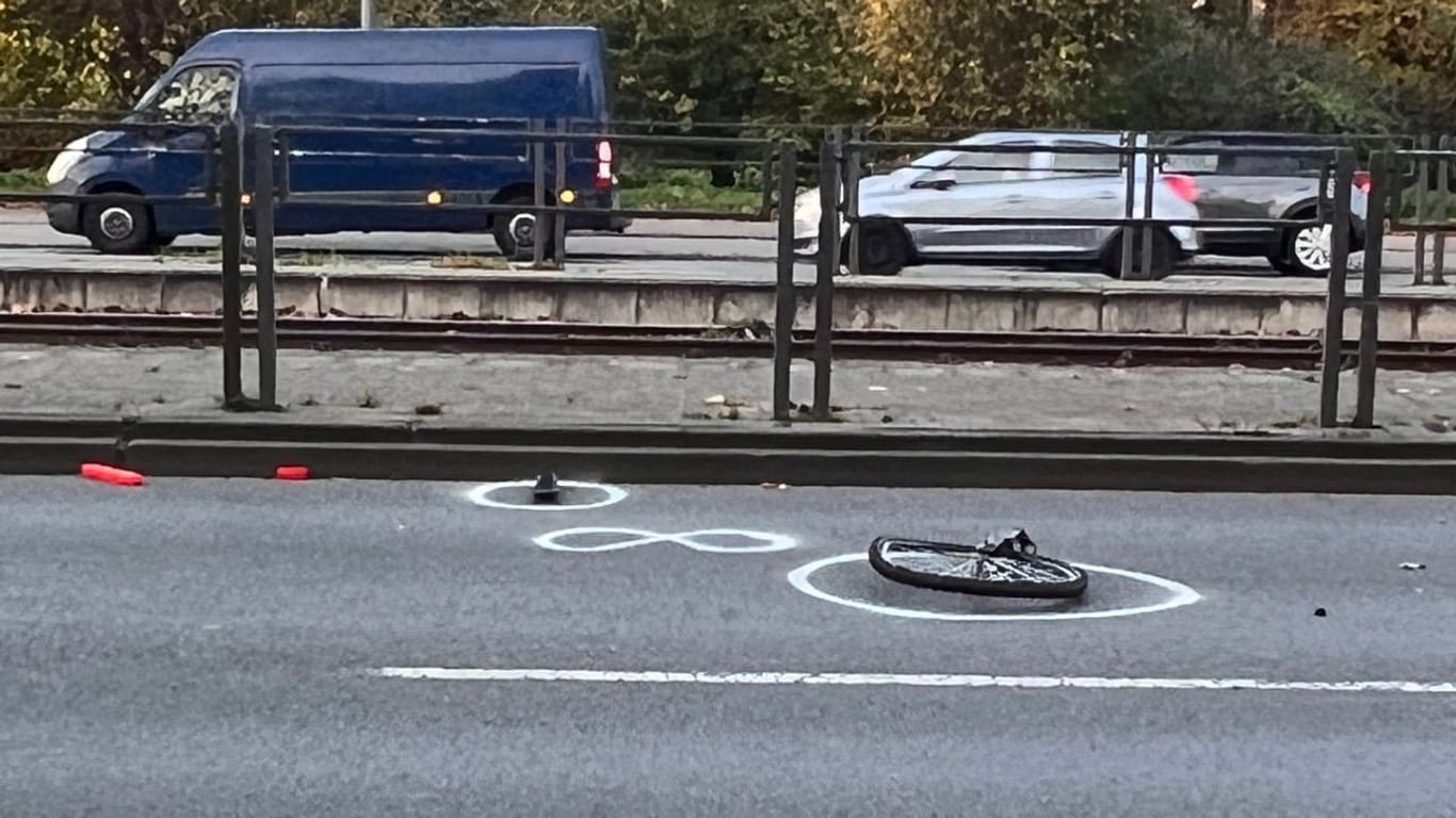 Die Unfallstelle: Auf der Straße liegt ein abgerissenes Rad.