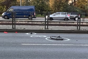 Die Unfallstelle: Auf der Straße liegt ein abgerissenes Rad.