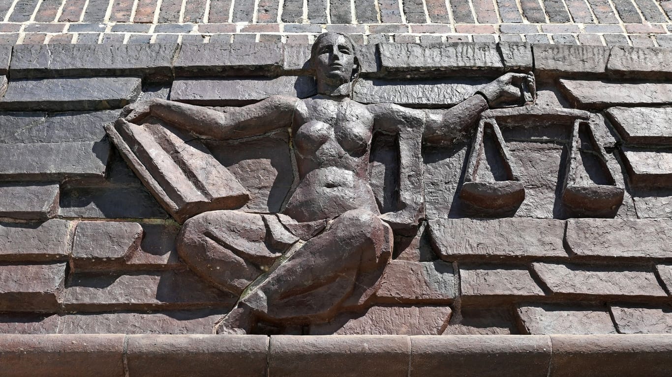 Die Justitia über dem Eingang eines Landgerichts (Symbolbild): AfD klagt gegen das Land Berlin.
