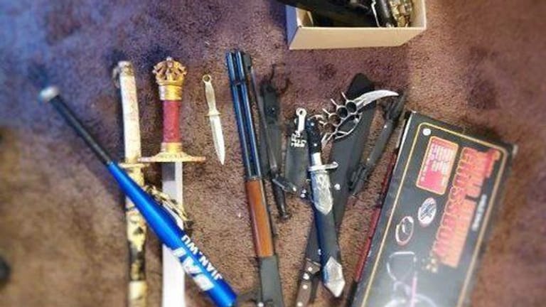 Diverse Waffen: Ein 62-jähriger Mann in Hellersdorf ist in Besitz dieser Waffen gewesen.