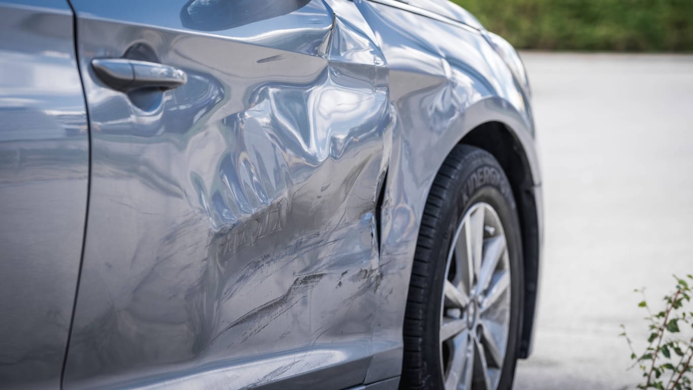 Auto mit Totalschaden: Sowohl Schaden-, als auch Unfallversicherungen werden im Jahr 2023 deutlich teurer. Das gilt für das Neugeschäft ebenso wie für bestehende Verträge.