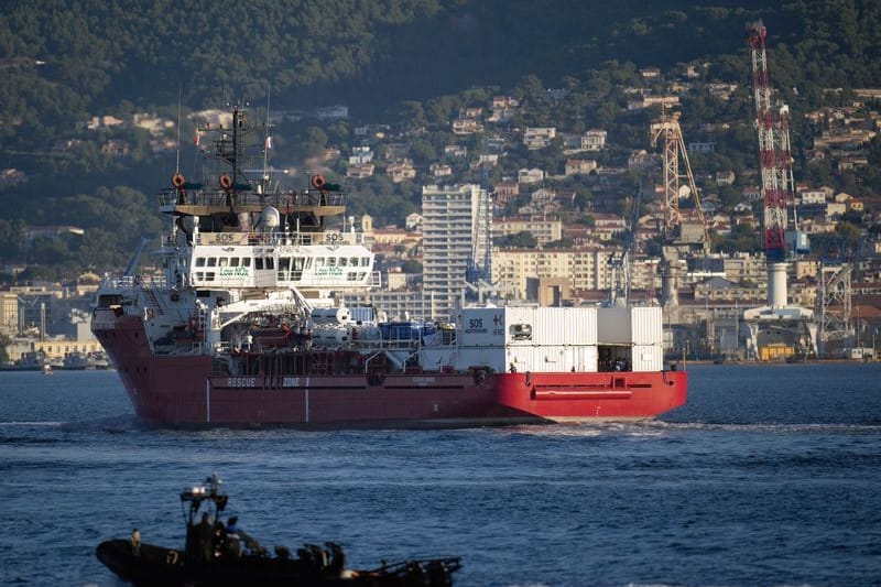 Schiff der Nichtregierungsorganisation SOS Méditerranée in Frankreich: Das humanitäre Schiff "Ocean Viking" fährt in den französischen Militärstützpunkt ein, denn Italien hatte sich geweigert, die 230 Migranten auf italienischem Gebiet an Land gehen zu lassen.