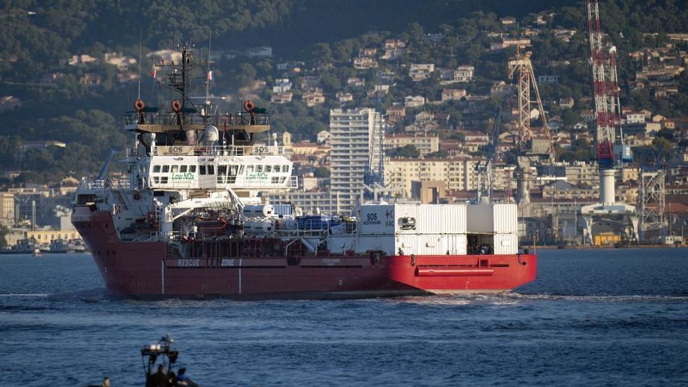 Schiff der Nichtregierungsorganisation SOS Méditerranée in Frankreich: Das humanitäre Schiff "Ocean Viking" fährt in den französischen Militärstützpunkt ein, denn Italien hatte sich geweigert, die 230 Migranten auf italienischem Gebiet an Land gehen zu lassen.