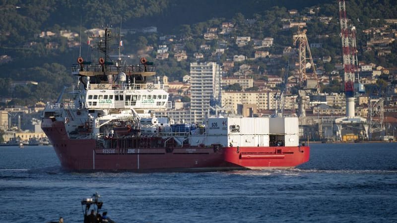 Schiff der Nichtregierungsorganisation SOS Méditerranée in Frankreich: Das humanitäre Schiff "Ocean Viking" fährt in den französischen Militärstützpunkt ein, denn Italien hatte sich geweigert, die 230 Migranten auf italienischem Gebiet an Land gehen zu lassen.