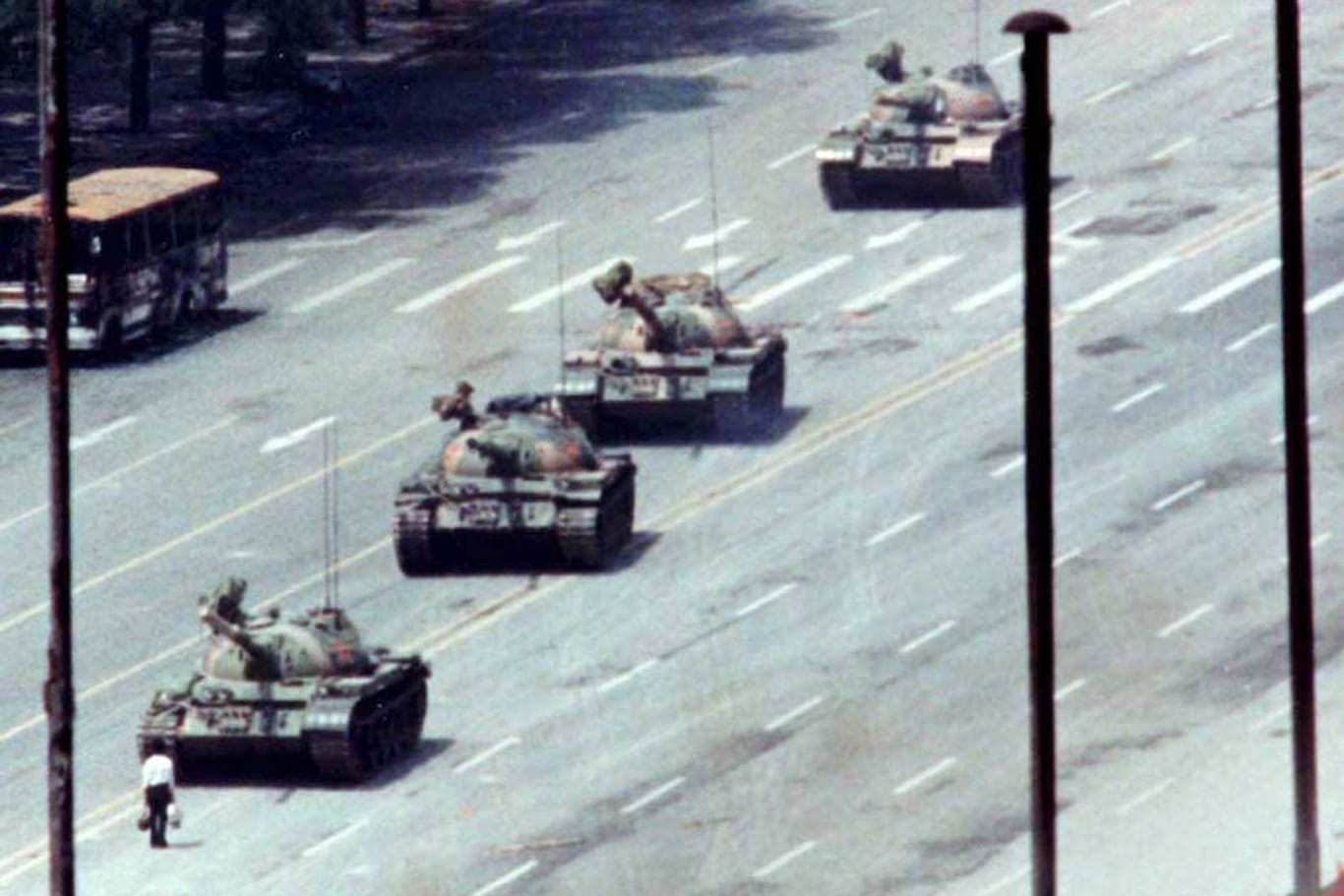 Es ist das ikonische Foto des Tiananmen-Massakers (Archivbild): Ein einzelner Mann stellte sich am 5. Juni 1989 den Panzer entgegen – sein Schickschal ist unbekannt.