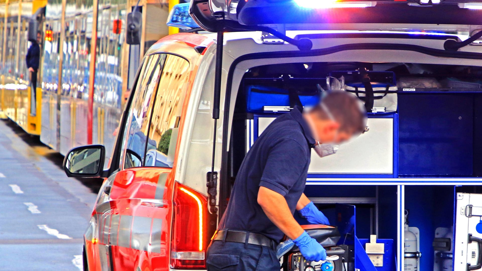 Ein Rettungssanitäter von der Essener Feuerwehr im Einsatz: An besonders heißen Tagen sterben in Deutschland rund ein Drittel mehr Menschen als üblich.