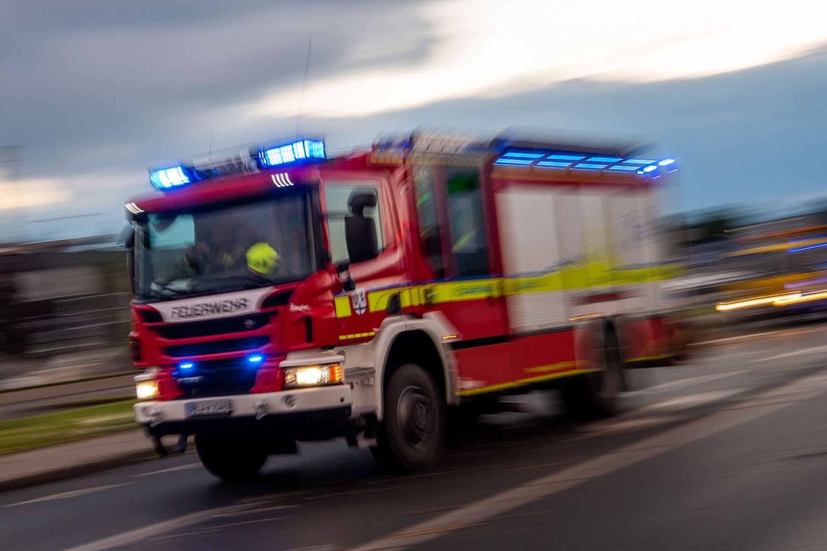 Feuerwehr auf Einsatzfahrt (Symbolbild): Auf der A9 bei Leipzig krachten vier Lkw, ein Transporter und ein Pkw ineinander.