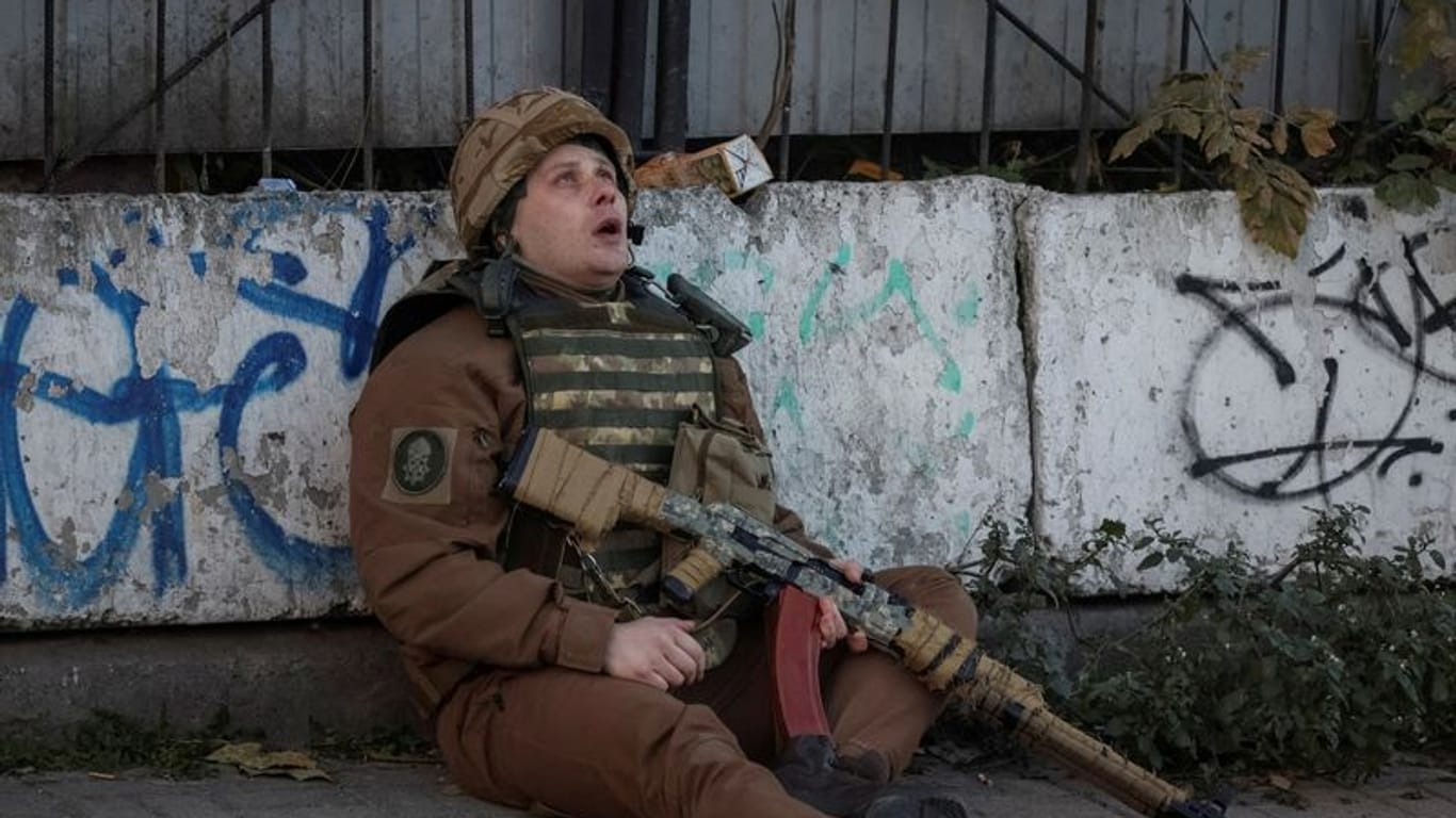 Ein ukrainischer Soldat in Kiew: Russland hat seine Raketenangriffe auf das Land erneut intensiviert.