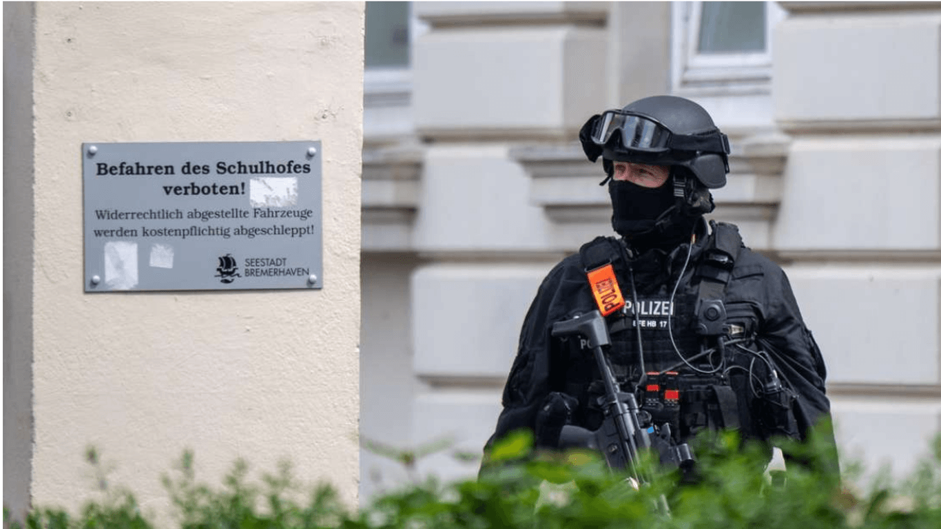 Spezialeinsatzkräfte am Lloyd-Gymnasium in Bremerhaven (Archivfoto): Der 21-jährige mutmaßliche Täter konnte kurz nach der Tat festgenommen werden.