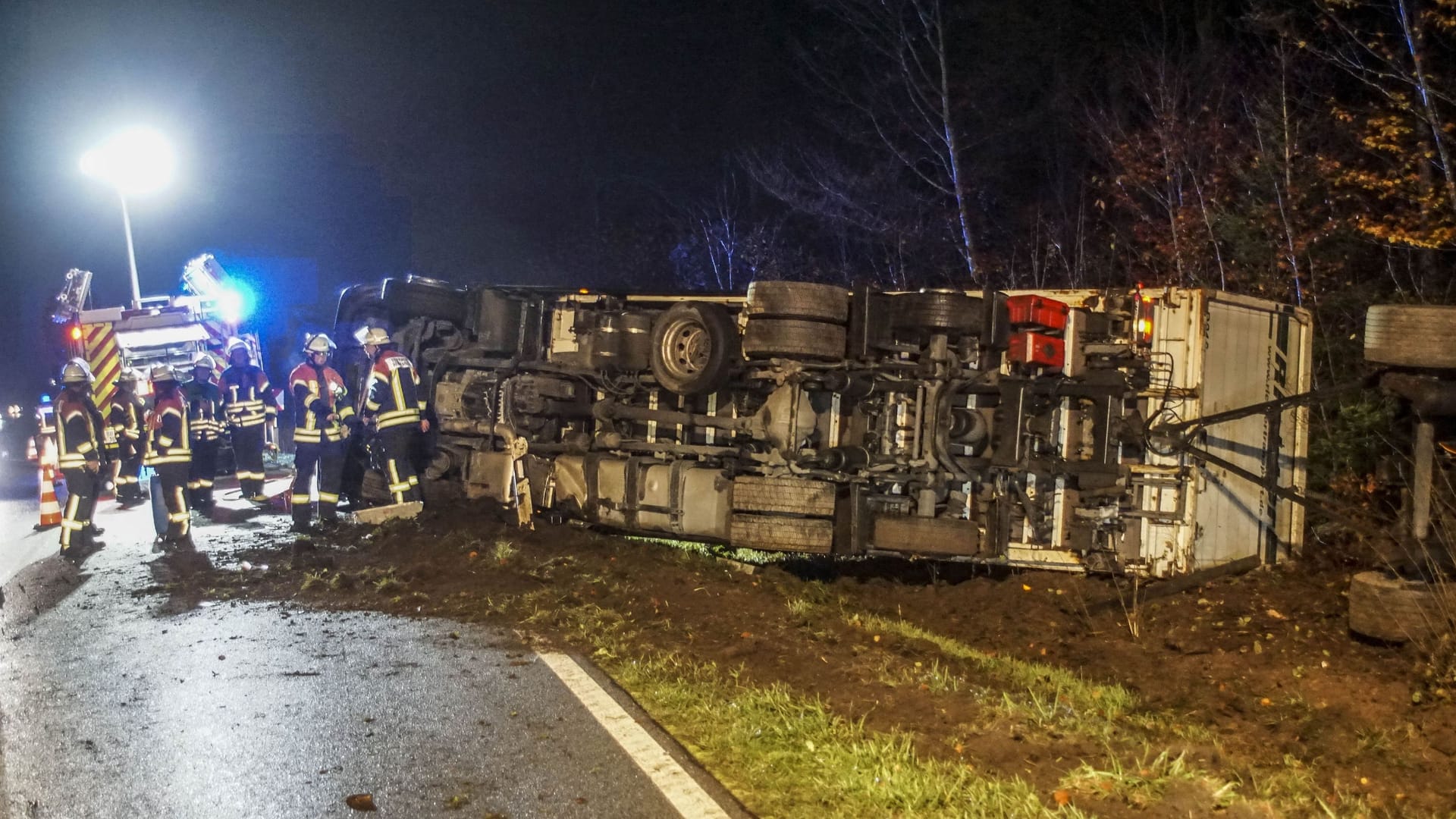 Ein umgekippter Lkw liegt zwischen Herrenberg und Jettingen auf der Seite: Die Feuerwehr Herrenberg ist mit fünf Fahrzeugen und 20 Einsatzkräften vor Ort. Ein umgekippter Lkw liegt zwischen Herrenberg und Jettingen auf der Seite: Die Feuerwehr Herrenberg ist mit fünf Fahrzeugen und 20 Einsatzkräften vor Ort.