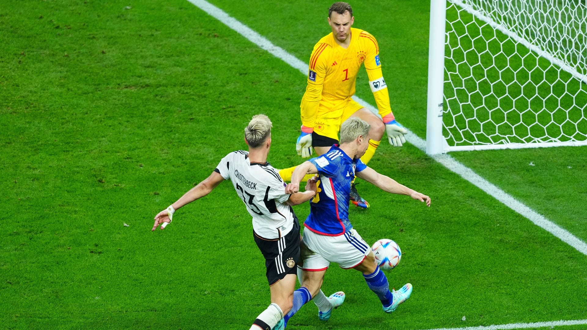 Der Siegtreffer für Japan: Takuma Asano (r.) trifft gegen DFB-Torwart Manuel Neuer.