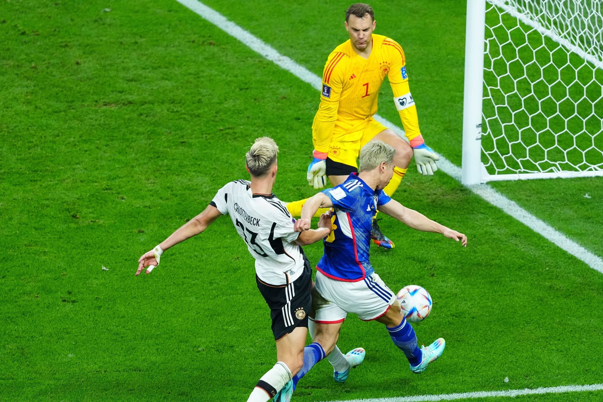 Der Siegtreffer für Japan: Takuma Asano (r.) trifft gegen DFB-Torwart Manuel Neuer.