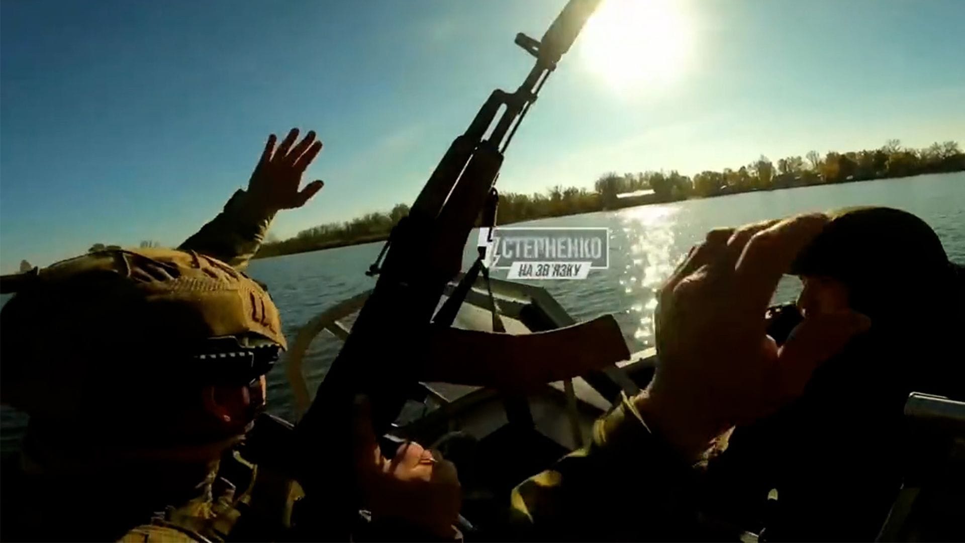Russische Soldaten auf einem Boot