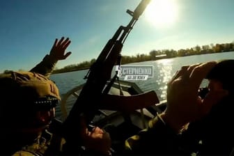 Russische Soldaten auf einem Boot