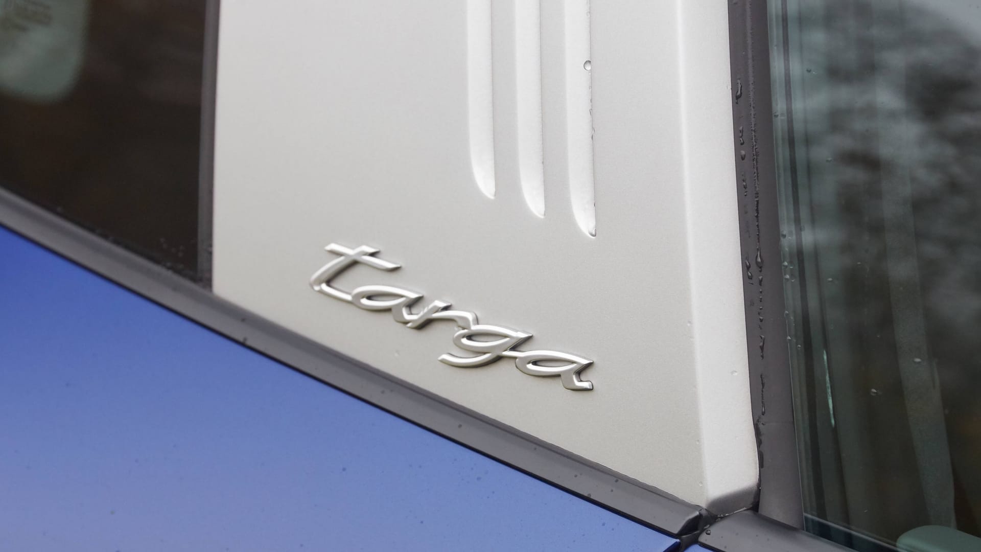 Das Logo eines Porsche 911 Targa (Symbolbild): In Köln sind Diebe mit dem Sportwagen aus einer Tiefgarage getürmt. Das Logo eines Porsche 911 Targa (Symbolbild): In Köln sind Diebe mit dem Sportwagen aus einer Tiefgarage getürmt.