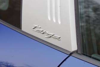Das Logo eines Porsche 911 Targa (Symbolbild): In Köln sind Diebe mit dem Sportwagen aus einer Tiefgarage getürmt.