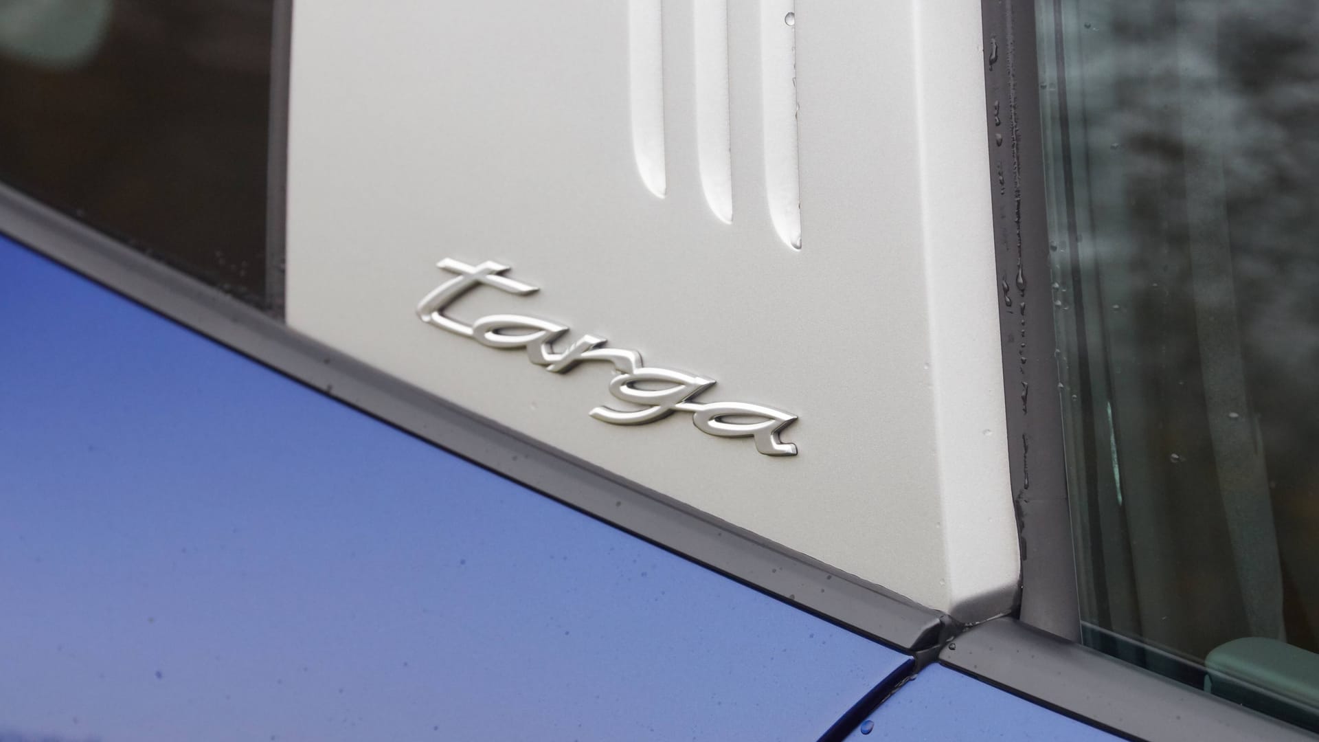 Das Logo eines Porsche 911 Targa (Symbolbild): In Köln sind Diebe mit dem Sportwagen aus einer Tiefgarage getürmt. Das Logo eines Porsche 911 Targa (Symbolbild): In Köln sind Diebe mit dem Sportwagen aus einer Tiefgarage getürmt.