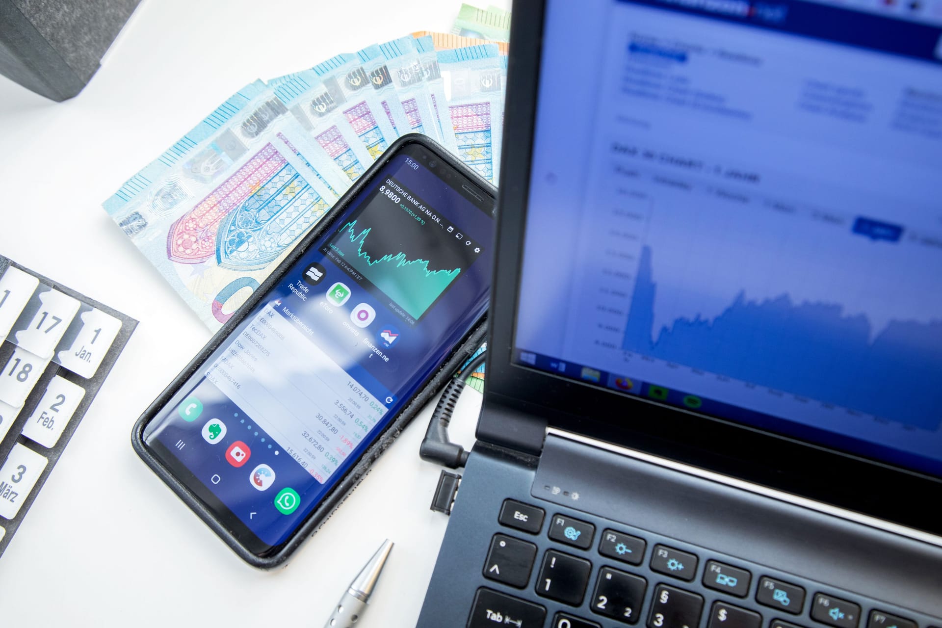Aktiendepot auf dem Smartphone (Symbolbild): Wer sein Geld für sich arbeiten lässt, muss die Erträge versteuern. Allerdings gibt es einen Freibetrag.
